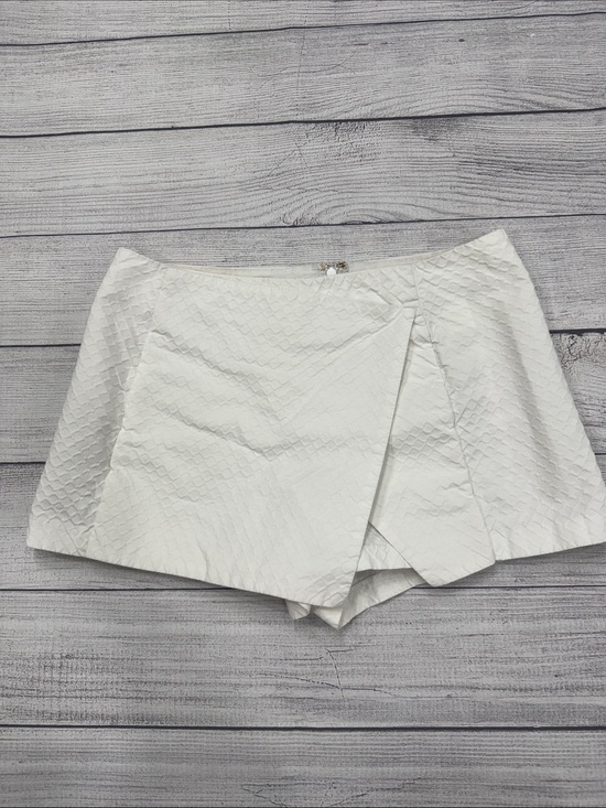 Lilly Pulitzer Pants - Lilly Pulitzer White Textured Skort Size 4 Wrap Front Golf Resort Preppy